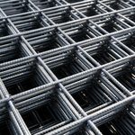 Сварной узел бетонной арматурной сетки с ребристой поверхностью прутков