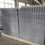 Пачки сварной арматурной сетки на производственном складе перед отгрузкой