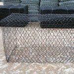 Сложенные пустые габионные короба из оцинкованной сетки на производственном складе