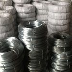 Штабели горячеоцинкованной проволоки в катушках на складе готовой продукции