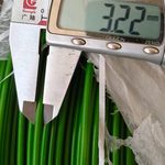 Измерение толщины стальной проволоки с зеленым ПВХ покрытием штангенциркулем 3.22 мм