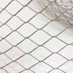 Крупный план ромбовидной ячейки просечно-вытяжной сетки для кирпичной кладки