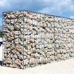 Готовая габионная подпорная стена с заполнением из светлого бутового камня различной фракции