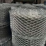 Многослойные края оцинкованных рулонов просечно-вытяжной кладочной сетки с ромбовидной ячейкой