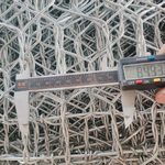 Измерение размера ячейки шестиугольной габионной сетки штангенциркулем