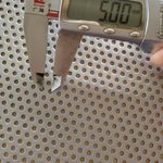 Измерение диаметра отверстия перфорированного металлического листа штангенциркулем — 5.00 мм